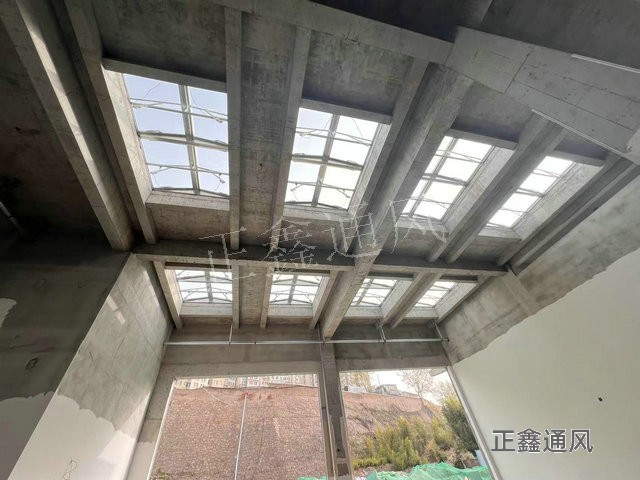 三角型排烟天窗安装